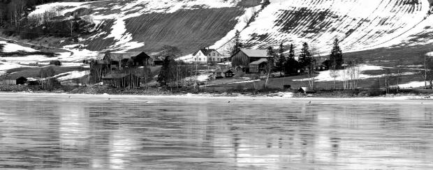 Casas frente al lago, Noruega.