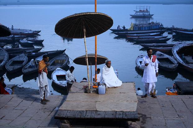 Esperando el amanecer, Varanasi, India, 2009.