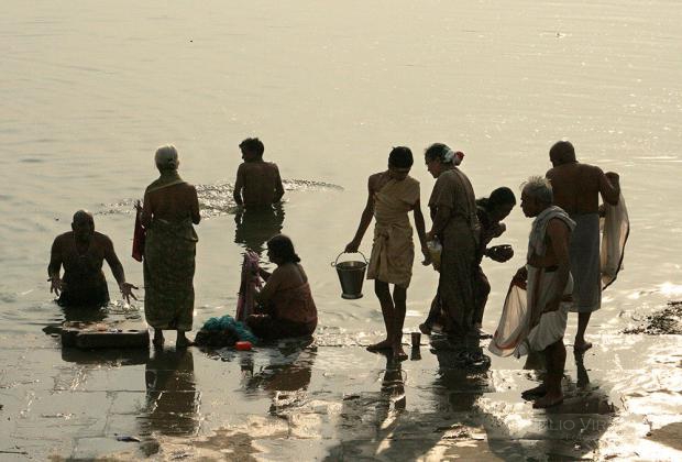 Siluetas sobre el Ganges, Varanasi, India, 2009.