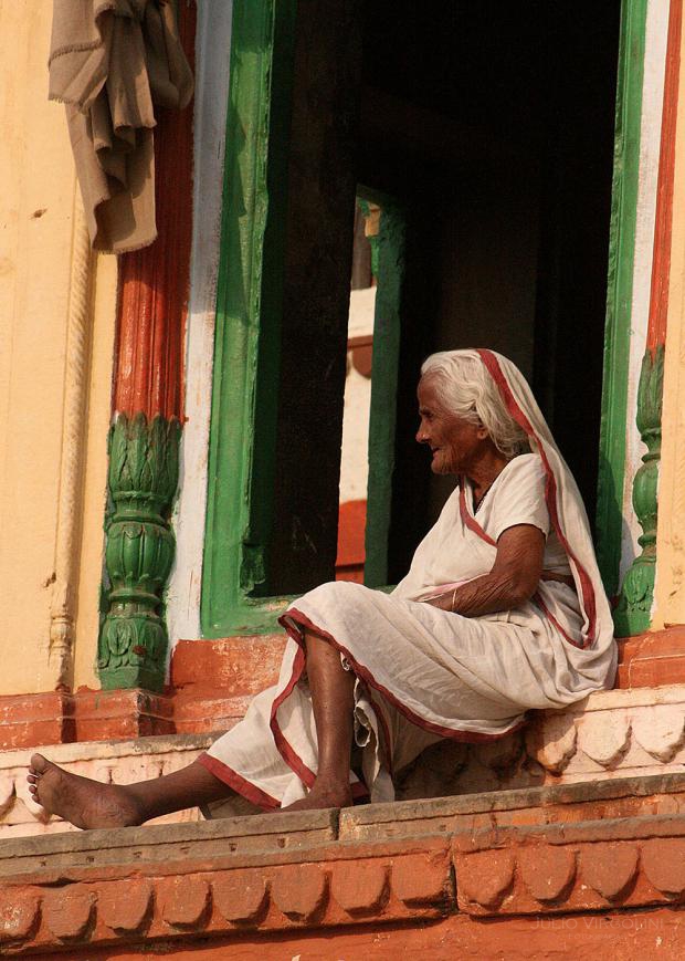 Mujer sentada a la puerta de un templete, Varanasi, India, 2009.