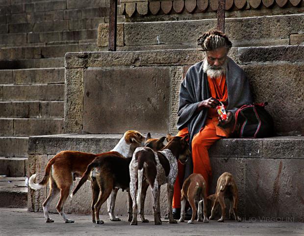 Sadhu con sus perros, Varanasi, India, 2009.