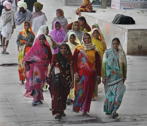 Mujeres camino del Gath, Varanasi, India