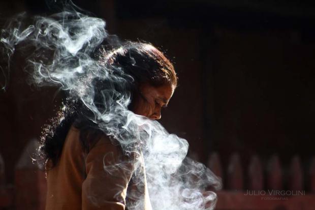 Mujer envuelta en el humo de su cigarro, Kathmandu, Nepal, 2010.