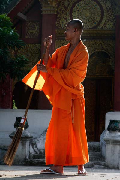 Pequeño monje barriendo el templo, Luang Prabang, Laos, 2009.