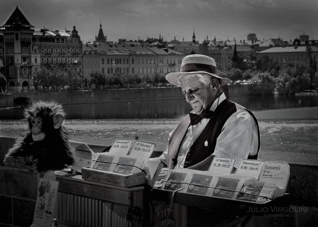 Organillero en el puente de Carlos, Peaga, Rep. Cheka, 2010.