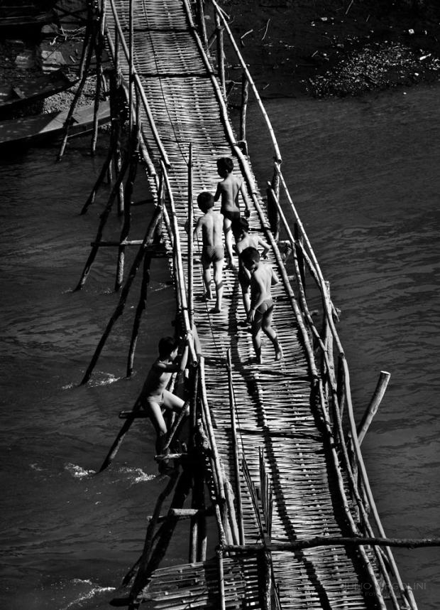 Niños en el puente, Luang Prabang, Laos 2010.