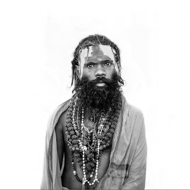 Sadhu con collares, Varanasi, India