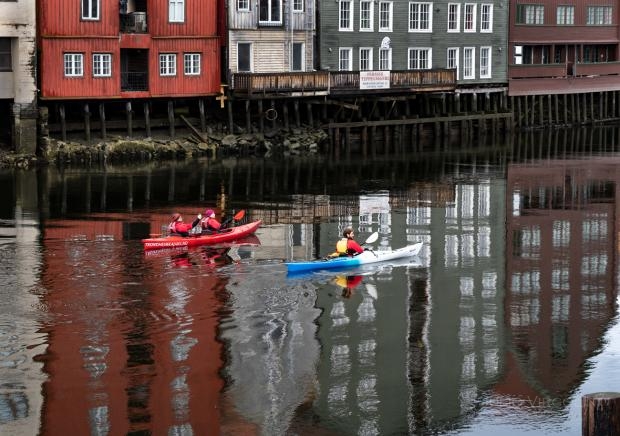 Kayacs en el Nidelva, Trondheim, Noruega