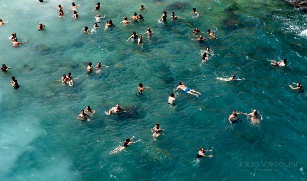 Bañistas, Polignano a Mare, Puglia, Italia