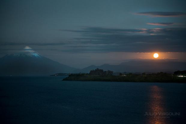Luna sobre el volcán.