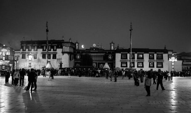 Jokhang temple en Barkhor Sq., Lhasa 2014.