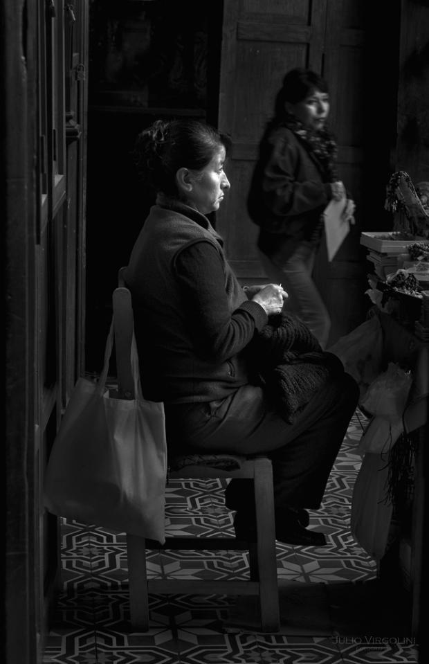 Vendedora en la iglesia de la Merced, Lima 2015