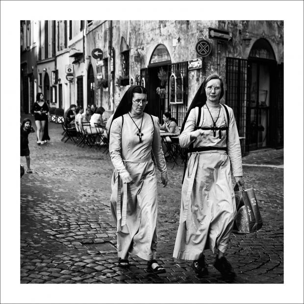 Dos hermanas, Roma