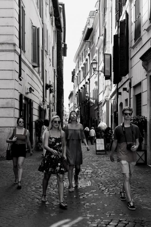Quattro occhiali da sole, Roma