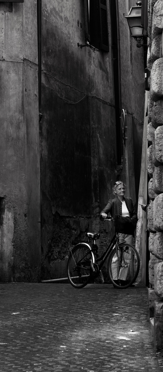 Donna con bicicletta, Roma