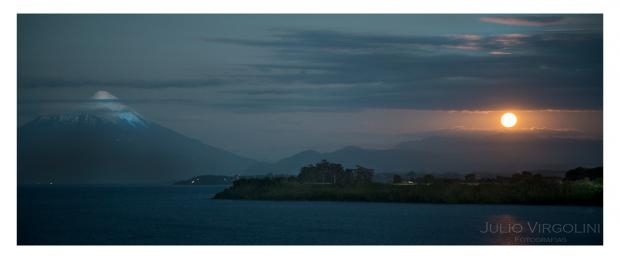 Luna sobre el volcán, Puerto Varas, Chile